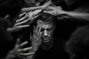 Persona reflexionando con expresión de angustia, representando la relación entre angustia, ansiedad y estrés