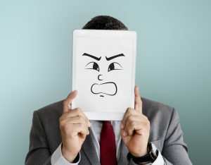 Ilustración de una persona con sombra de autoridad, simbolizando el despotismo en el trabajo