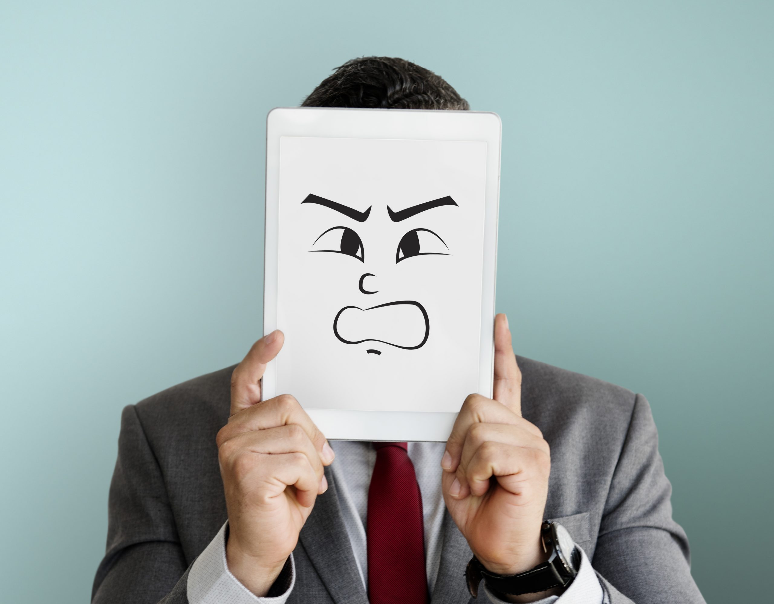 Ilustración de una persona con sombra de autoridad, simbolizando el despotismo en el trabajo