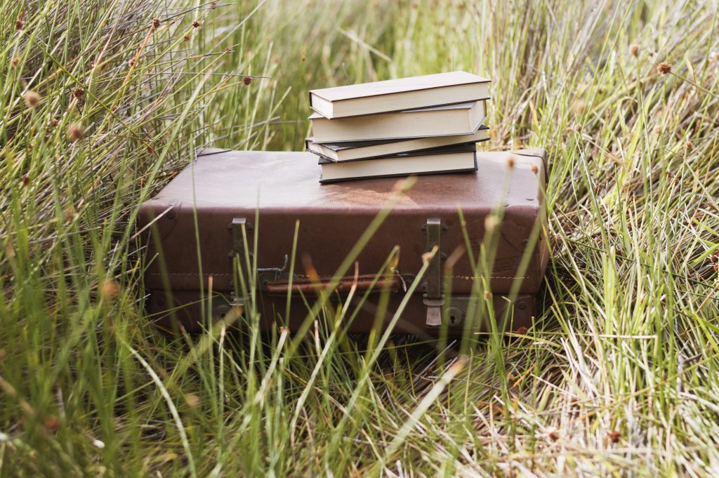 persona con libro viajando con la imaginación gracias a la lectura
