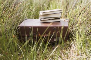 persona con libro viajando con la imaginación gracias a la lectura